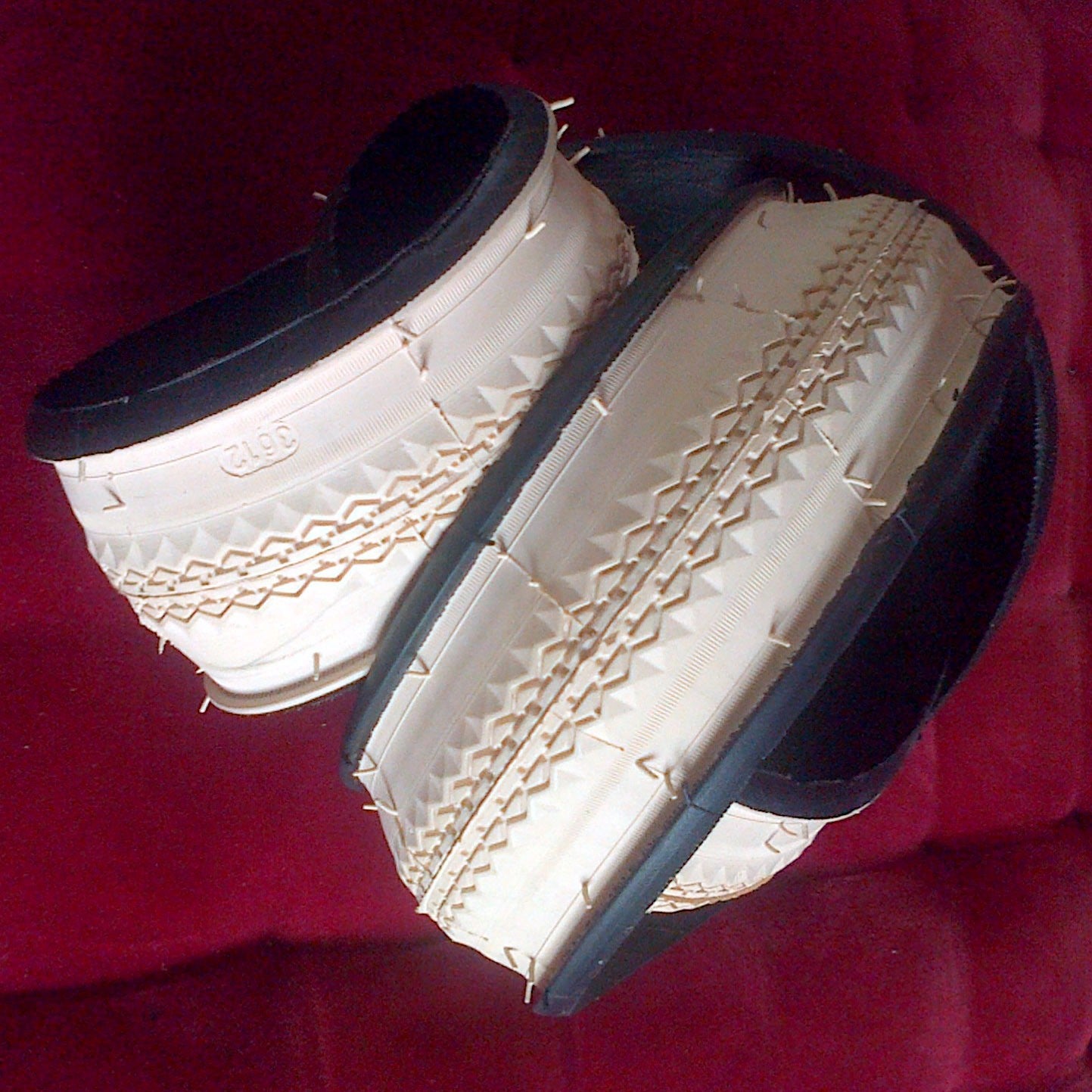 White beaded tire 700x38B