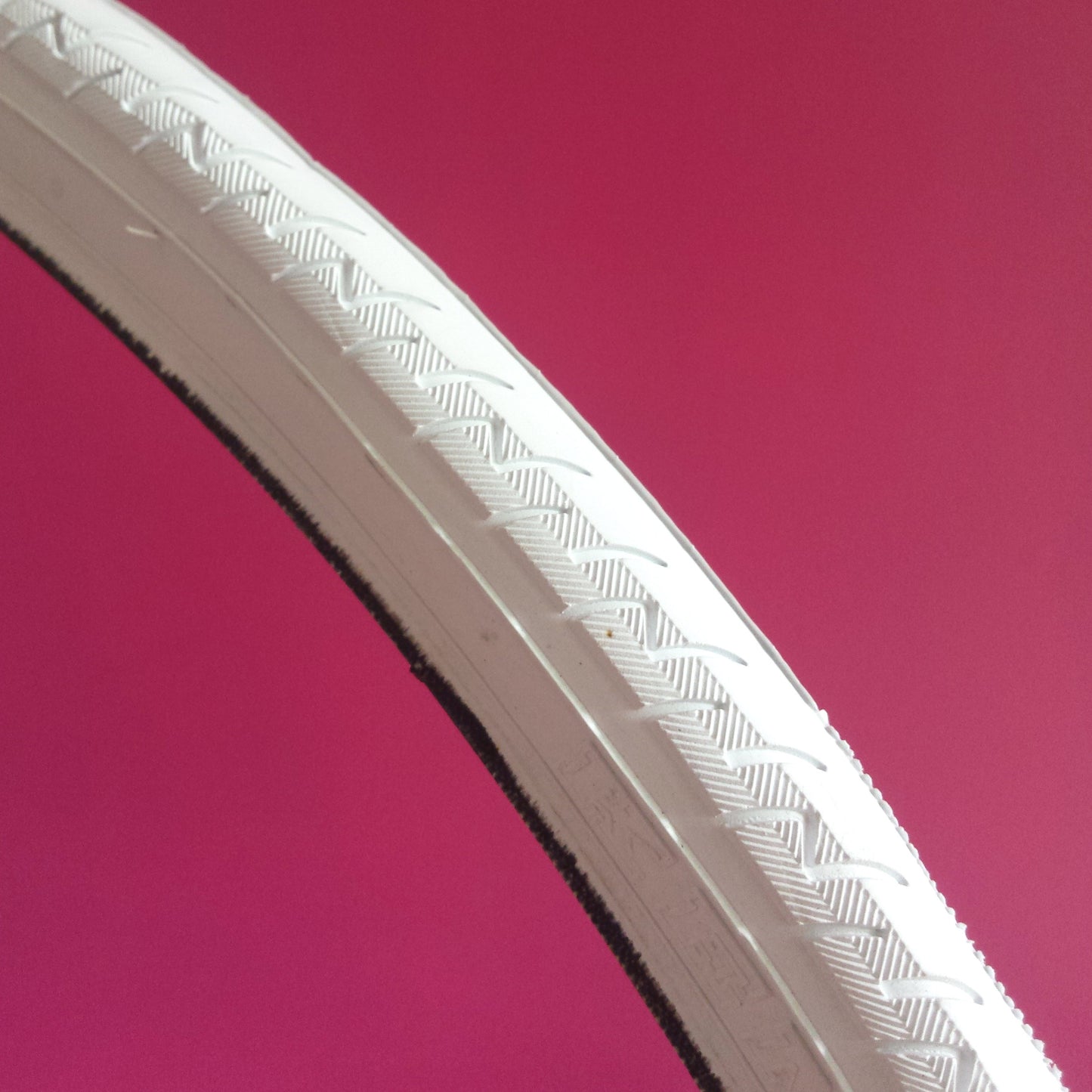 Kenda 700x26C white tire