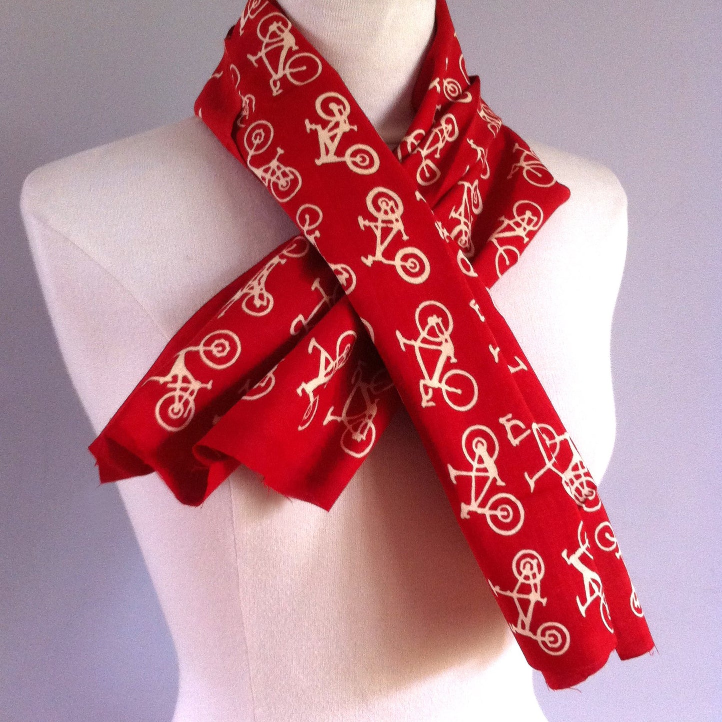 Foulard motif Bicyclettes fond rouge.