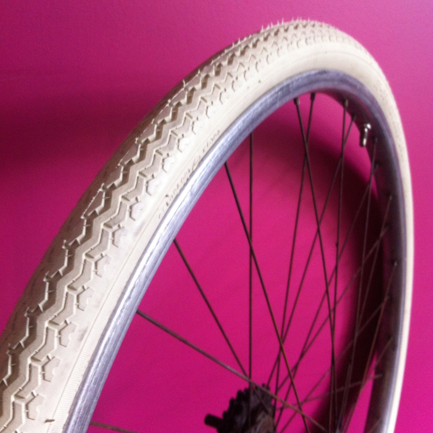 Pneu blanc 650x35B Deli Tire